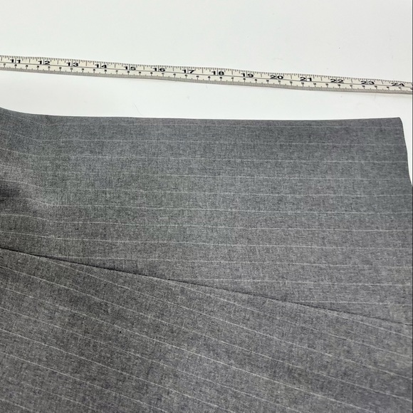 Grey pin stripe Skirt with slight flare - back zipper - 4 - Picture 3 of 8